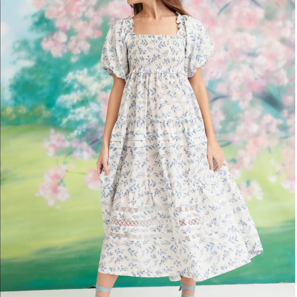 Mi Golondrina Luisa Floral Blanca Azul Size Large (NWOT)